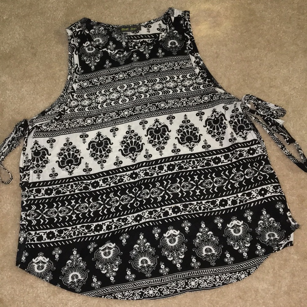 Unique sleeveless shirt with ties on the side